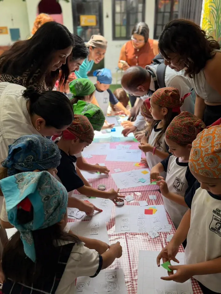 Niños y familias participando juntos en una actividad de aprendizaje